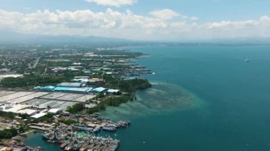 General Santos Şehri Balık Limanı 'ndaki Filipinli balıkçı teknelerinin üzerinden uçuyoruz. Mindanao, Filipinler.