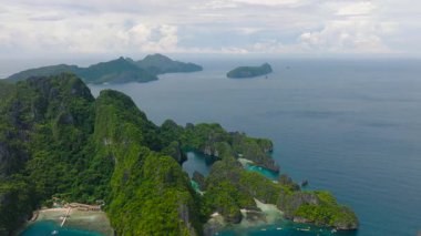 Big Lagoon çevresindeki kireçtaşı uçurumlarının tropik manzarası. Plajlar ve Miniloc Adası 'ndaki güzel kaya oluşumları. El Nido, Palawan. Filipinler.