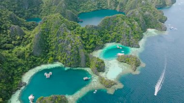 Sert kireçtaşı kayalıkları tarafından çerçevelenmiş tropikal gölcükler. Coron, Palawan, Filipinler 'deki Barakuda Gölü.