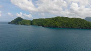 Inambuyod Adası 'nın etrafındaki mavi denizin havadan görünüşü. El Nido, Palawan. Filipinler.