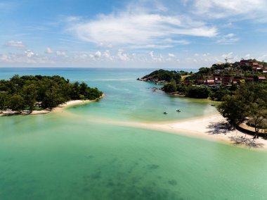 Turkuaz bir göl ve yemyeşil çevresi olan beyaz kumlu plajın yer aldığı bir kıyı manzarası. Koh Samui, Tayland.