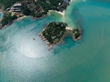 Beyaz kumlu plajları ve açık gökyüzü olan yemyeşil ve turkuaz sularla çevrili bir ada beldesi. Koh Samui, Tayland.