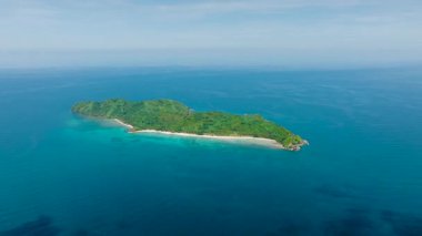 Bu ada denizin ortasında el değmemiş bir mücevher gibi görünüyor. Lalutaya Adası, Nido, Palawan, Filipinler.