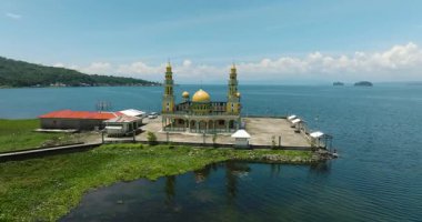Linuk Mescidi Lanao del Sur 'daki Lanao Gölü kıyısında bir cami. Mavi gökyüzü ve bulutlar. Mindanao, Filipinler.