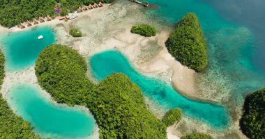 Sohoton Koyu 'ndaki Doğal Plaj ve Göl' ün kuş bakışı görüntüsü. Surigao del Norte. Mindanao, Filipinler.
