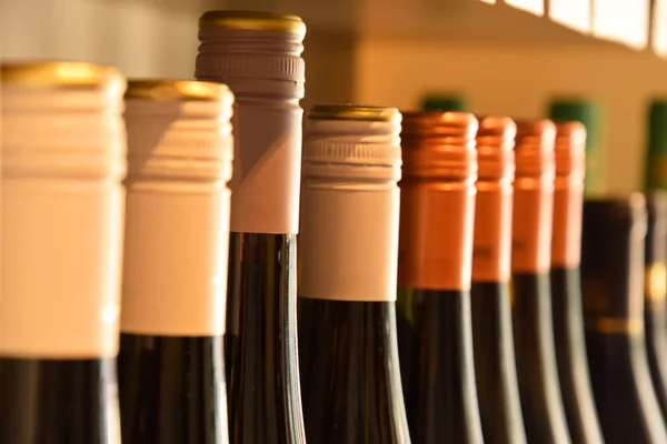 Vinflaskor Trähylla Vinbutik — Stockfoto