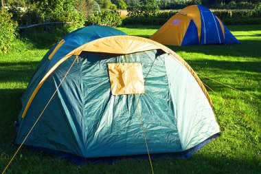 Turist çadırda orman kampında yaz saati