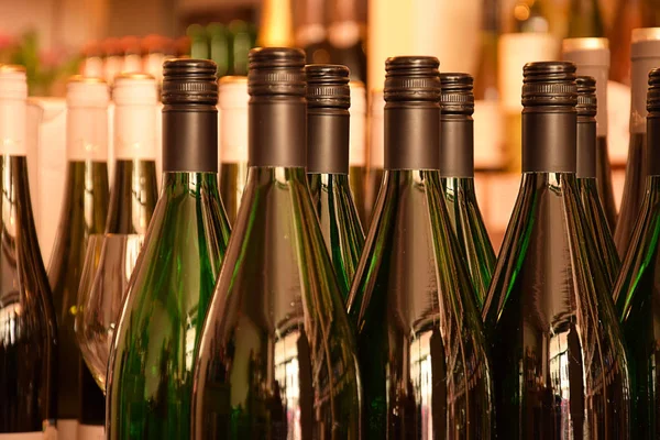 Vinflaskor Trähylla Vinbutik — Stockfoto