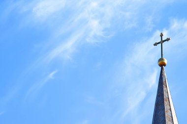 hıristiyan kilise mavi gökyüzüne karşı kule
