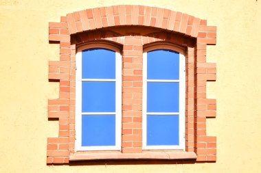 Duvardaki renkli pencere