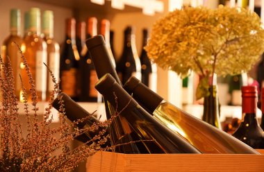 Şarap dükkanındaki ahşap rafta şarap şişeleri