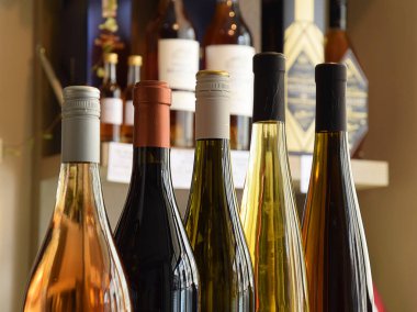 Şarap dükkanında şarap şişeleri ve eve teslim için hazır.