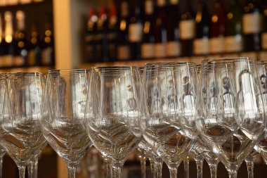 Parti için bir sıra şarap kadehi. Zarif boş şarap kadehleri.