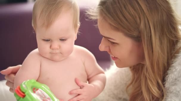 A mãe a brincar com a criança. Nu bebê menina aprendendo jogar — Vídeo de Stock