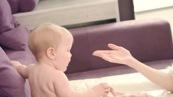 Boldog anyai csókot, bébi. Fiatal anya ölelkező baba — Stock videók