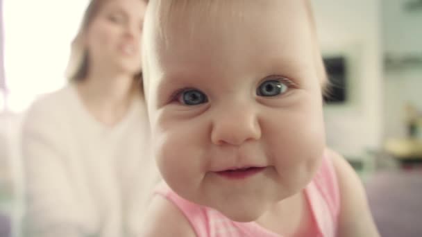 カメラを見ている愛らしい赤ちゃんの顔。幸せな子供の肖像｜世界を探索 — ストック動画