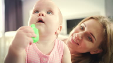 Anne bebeği öpüyor. Güzel anne kızını öpüyor. Annelik kavramı