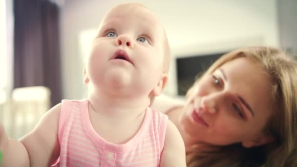 Mamá besando al bebé. Hermosa madre besando a su hija. Concepto de maternidad — Vídeos de Stock