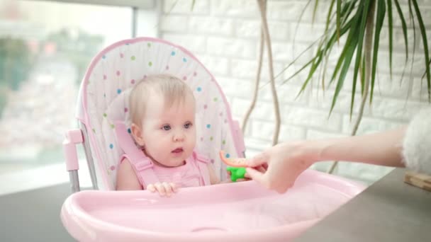 Bebé a provar pimenta vermelha. Mãe alimentando bebê comida saudável — Vídeo de Stock