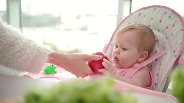 Kind isst Apfel. Baby gesunde Ernährung Konzept. Süßes Baby isst Obst — Stockvideo