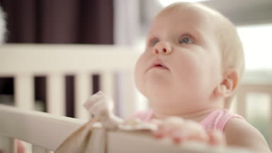 Beyaz beşikteki sevimli bebek yüzlü. Yatakta çok tatlı bir çocuk. Güzel bebek yüzü