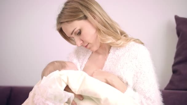 Мати тримає дитину на руках. Весела мати грудного вигодовування дитини — стокове відео