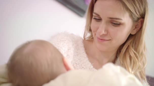 Donna sorridente che allatta al seno bambino. Bella mamma che allatta bambino — Video Stock