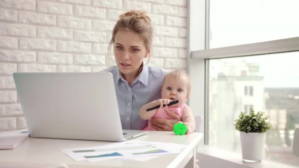 Arbetsmamma med barn på bordet. Affärskvinna håller barn flicka på hand — Stockvideo