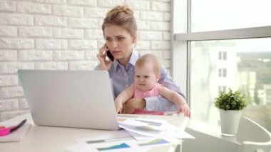 Bebek annenin dikkatini dağıttı. Evden çalışan modern bir kadın.