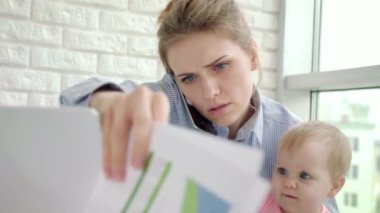 Bebekçe konuşan telefonu olan iş kadını. İş annesi çalışıyor.