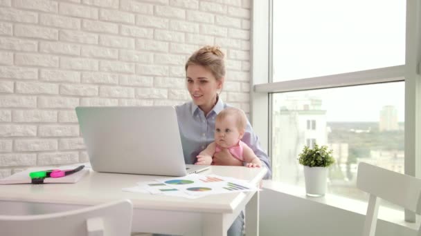 Zakenvrouw met kind die met documenten werkt. Freelancer met zwangerschapsverlof — Stockvideo
