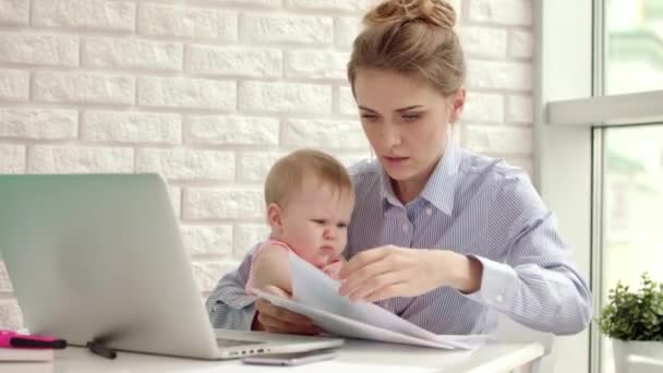 Az üzletasszony otthonról dolgozik a gyerekkel. Gyermek-kinézetű dokumentumok — Stock videók