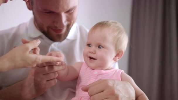 Moeder en vader spelen graag met het kind. Vreugdevolle familie genieten van saamhorigheid — Stockvideo