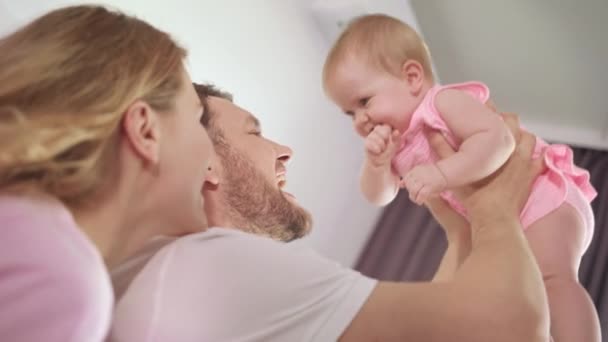 Boldog apa fogja a baba kezét. Örömteli baba az apában ölel — Stock videók