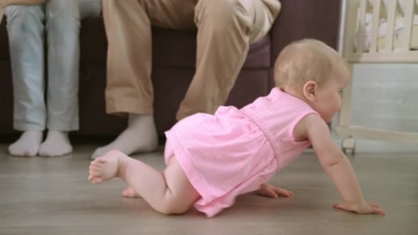 Bebé arrastrándose en el suelo en casa. Dulce infancia. Niño caminando en casa — Vídeos de Stock