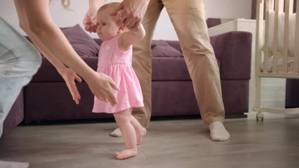 Eerste stapjes. Baby leert lopen. Familie steun kleine jongen — Stockvideo