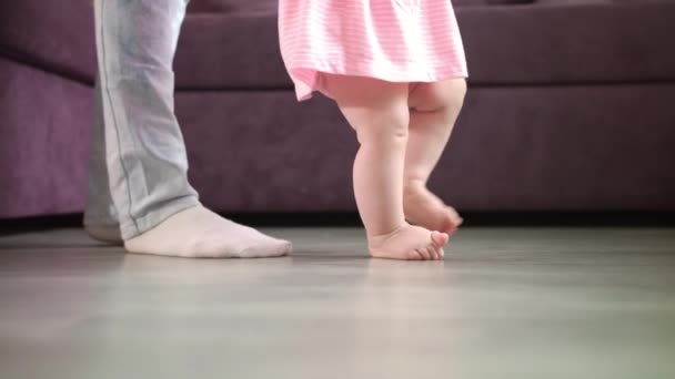 Kleine Babyvoetjes Die Vloer Lopen Met Oudersteun Sluiten Van Moeder — Stockvideo