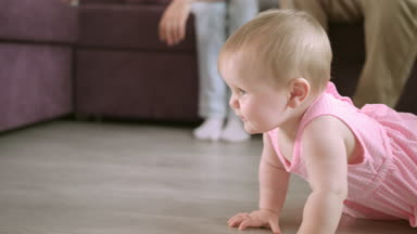 Evde yerde sürünen güzel bir bebek. Mutlu aile kavramı