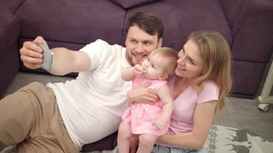 Selfie için güzel bir aile gülümsemesi. Birlikte mutluyuz. Aile fotoğrafı.
