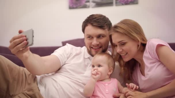 Фото с селфи в семейном доме. Мужчина фотографируется со счастливой семьей — стоковое видео