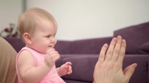 Vacker bebis som leker med pappas händer. Glad tid med far. Söt barndom — Stockvideo