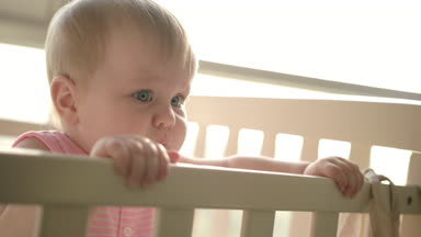 Karyolada duran şirin bir bebek. Güzel çocukluk. Beşikteki küçük kız