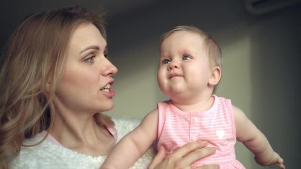 Mãe Alegre Brincando Com Bebê Uma Mulher Feliz Abraçar Filha — Vídeo de Stock