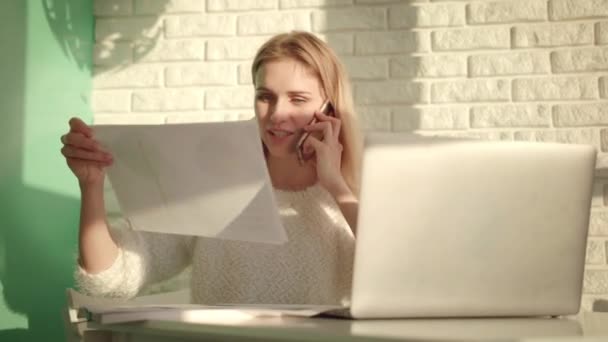 Multitasking Frauenarbeit. Berufstätige Frau telefoniert zu Hause im Büro — Stockvideo