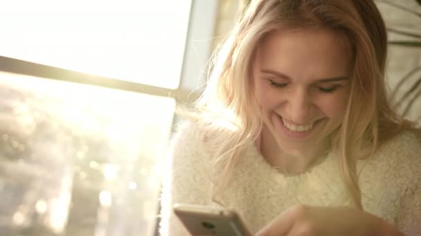 Femme souriante textos sms sur smartphone. Joyeuse femme textos mobiles — Video