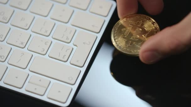 Світ cryptocurrency бізнесу. Bitcoin і тире монети поблизу клавіатури — стокове відео