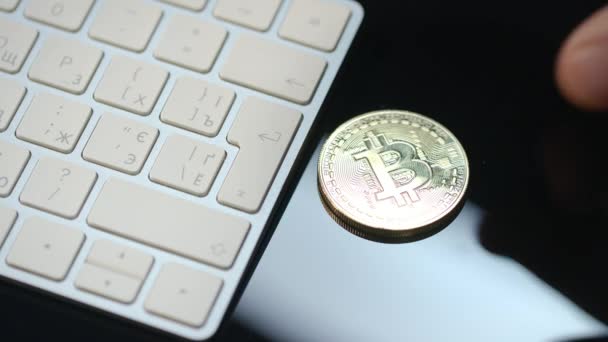 虚拟 cryptocurrency 钱包。键盘附近的比特币和虚灵议会硬币 — 图库视频影像
