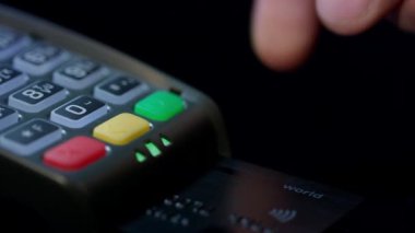 Kredi kartımı kullan. Adam el ile kredi kartı swipe pos terminal aracılığıyla