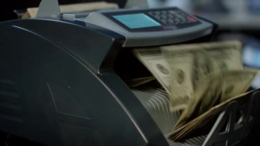 Otomatik para çekme makinesi hesaplamak 100 dolarlık banknot sayma. Para sayma makinesi. Kredi ve mevduat bir teklif. Döviz Alım Satım banka Servisi. Finans iş kavramı