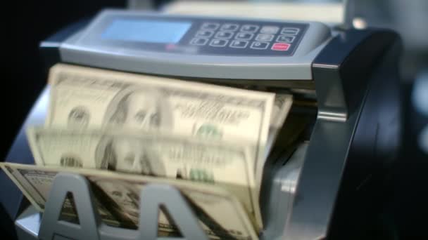 Moderna máquina contadora de monedas contando billetes de dólar. Cálculo del papel moneda — Vídeo de stock